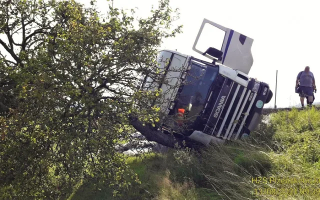 Auto najelo na nezpevněnou krajnici a zřítilo se za svahu, naložený stavební materiál se vsypal