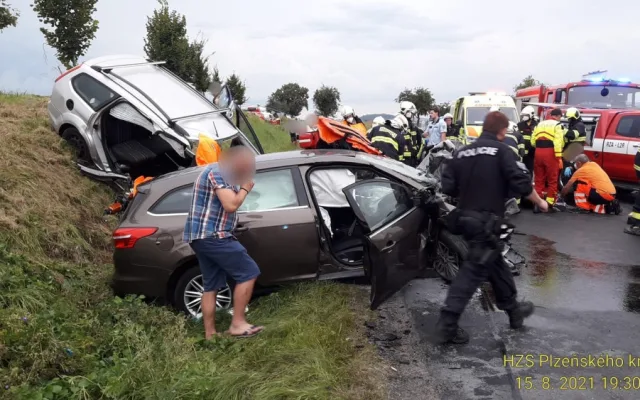 Při čelním střetu dvou aut na Klatovsku se vážně zranili čtyři lidé