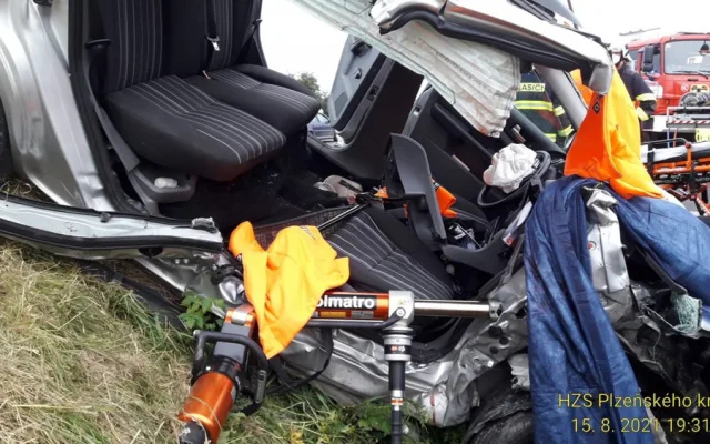 Při čelním střetu dvou aut na Klatovsku se vážně zranili čtyři lidé