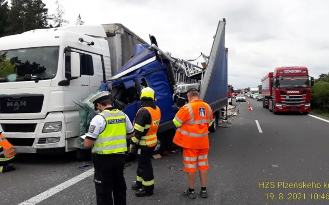Nákladní vůz se rozpáral o kamion, D5 ve směru na Prahu je s omezením průjezdná