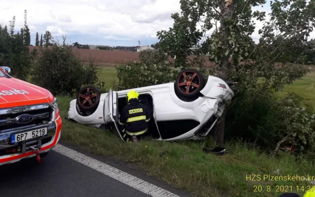Dvacetiletý řidič nezvládl manévr. V autě převráceném na střechu se po nárazu do stromu zranili čtyři mladí lidé