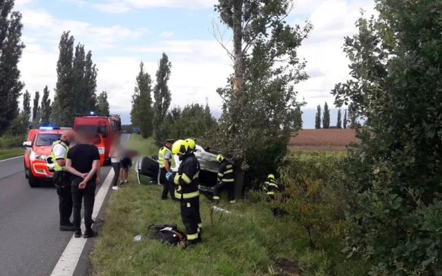 Dvacetiletý řidič nezvládl manévr. V autě převráceném na střechu se po nárazu do stromu zranili čtyři mladí lidé