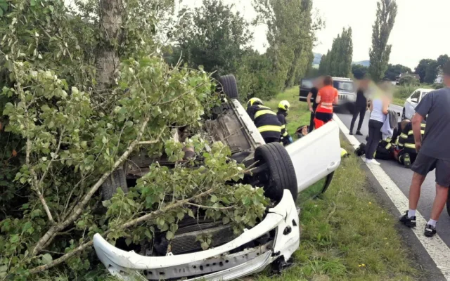 Dvacetiletý řidič nezvládl manévr. V autě převráceném na střechu se po nárazu do stromu zranili čtyři mladí lidé