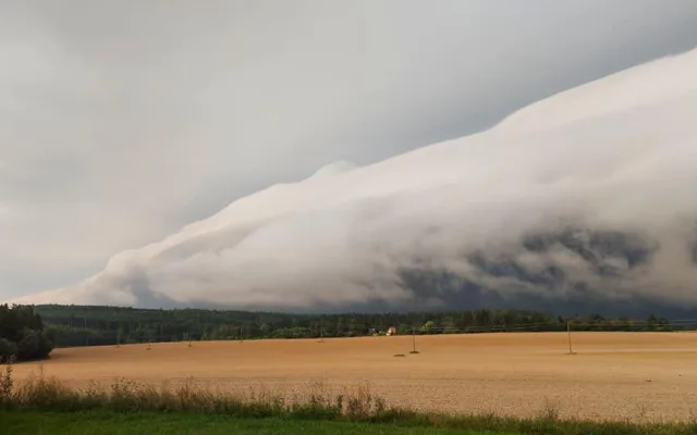 Obří mrak roll cloud se vytvořil ráno nad Plzeňskem, lidem se naskytla úchvatná podívaná
