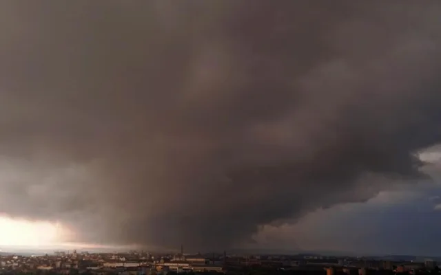 Obří mrak roll cloud se vytvořil ráno nad Plzeňskem, lidem se naskytla úchvatná podívaná