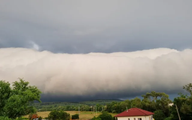 Obří mrak roll cloud se vytvořil ráno nad Plzeňskem, lidem se naskytla úchvatná podívaná