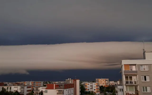 Obří mrak roll cloud se vytvořil ráno nad Plzeňskem, lidem se naskytla úchvatná podívaná