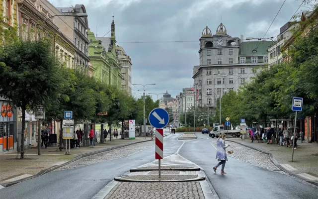 Nově uzavřená část Americké třídy zeje prázdnotou, kolony aut v okolních ulicích dramaticky narostly