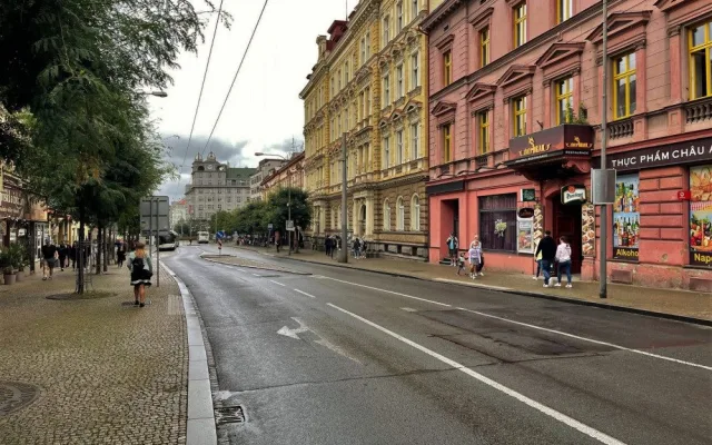Nově uzavřená část Americké třídy zeje prázdnotou, kolony aut v okolních ulicích dramaticky narostly