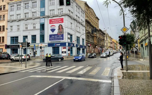 Nově uzavřená část Americké třídy zeje prázdnotou, kolony aut v okolních ulicích dramaticky narostly