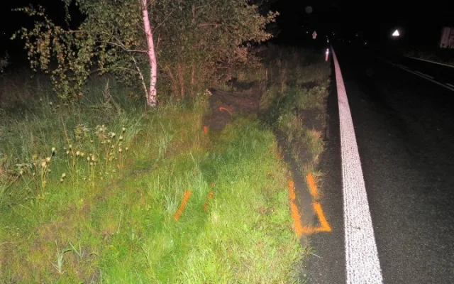 Při ranní nehodě se zranilo pět mladých lidí, devatenáctiletý řidič ve vysoké rychlosti vyletěl ze silnice