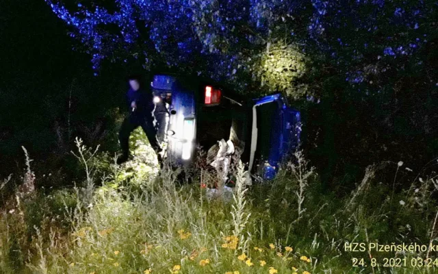 Při ranní nehodě se zranilo pět mladých lidí, devatenáctiletý řidič ve vysoké rychlosti vyletěl ze silnice