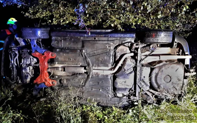 Při ranní nehodě se zranilo pět mladých lidí, devatenáctiletý řidič ve vysoké rychlosti vyletěl ze silnice
