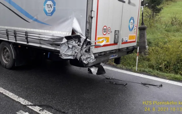 Vlek náklaďáku vyjel v zatáčce do protisměru, kde po nárazu doslova sešrotoval terénní auto