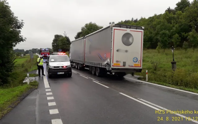 Vlek náklaďáku vyjel v zatáčce do protisměru, kde po nárazu doslova sešrotoval terénní auto