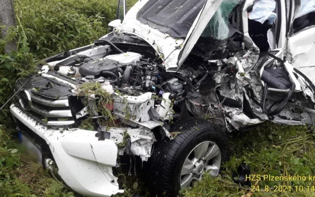 Vlek náklaďáku vyjel v zatáčce do protisměru, kde po nárazu doslova sešrotoval terénní auto