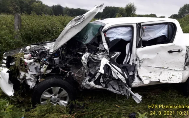 Vlek náklaďáku vyjel v zatáčce do protisměru, kde po nárazu doslova sešrotoval terénní auto