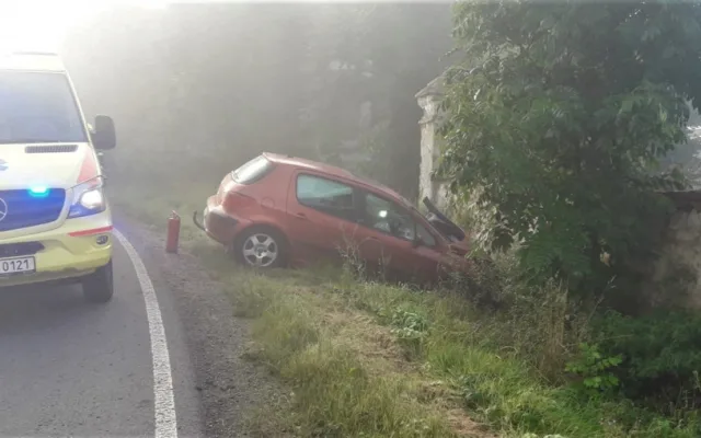 Při ranních nehodách v mlze se těžce zranil motorkář i řidič osobáku, vrtulník letecké záchranky ale nemohl do akce