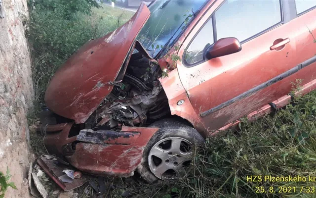 Při ranních nehodách v mlze se těžce zranil motorkář i řidič osobáku, vrtulník letecké záchranky ale nemohl do akce