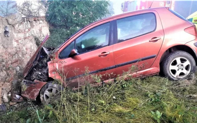 Při ranních nehodách v mlze se těžce zranil motorkář i řidič osobáku, vrtulník letecké záchranky ale nemohl do akce