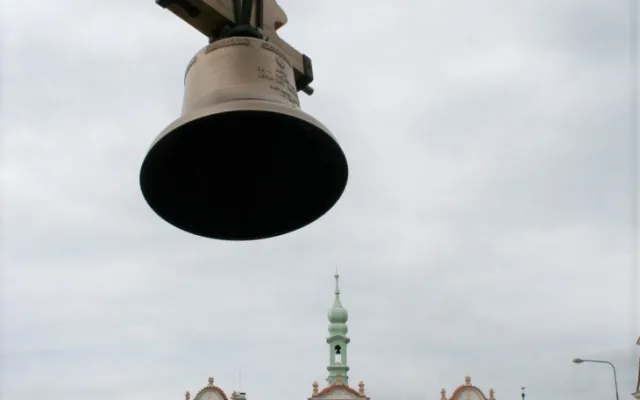 Díky sbírce se podařilo po 79 letech na věž kostela svaté Markéty vrátit všechny zvony