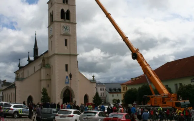Díky sbírce se podařilo po 79 letech na věž kostela svaté Markéty vrátit všechny zvony
