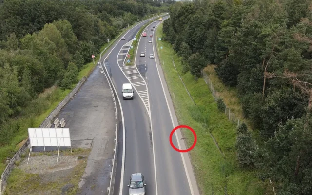 Jak můžete vidět na přiložených fotografiích, tak kolikrát ani drátěný plot nemusí být stoprocentní zárukou, že nemůže řidič na silnici potkat třeba právě vydru