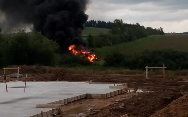 Plameny proměnily traktor v ohnivou kouli, požár způsobil škodu 1,5 milionu