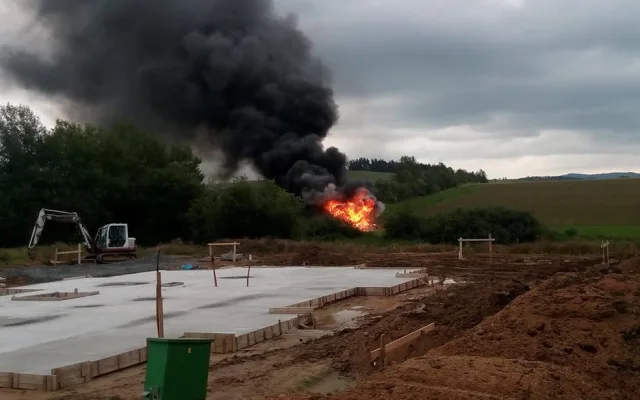 Plameny proměnily traktor v ohnivou kouli, požár způsobil škodu 1,5 milionu