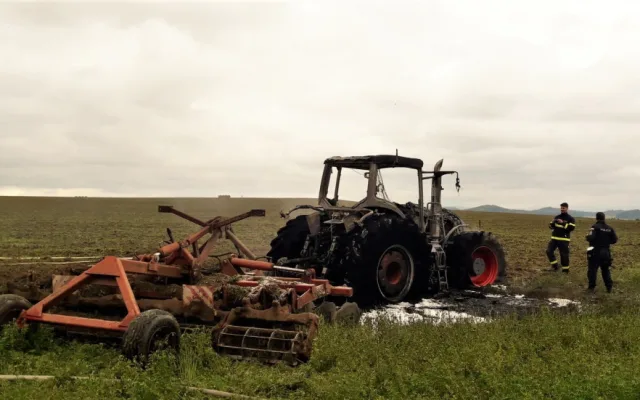 Plameny proměnily traktor v ohnivou kouli, požár způsobil škodu 1,5 milionu