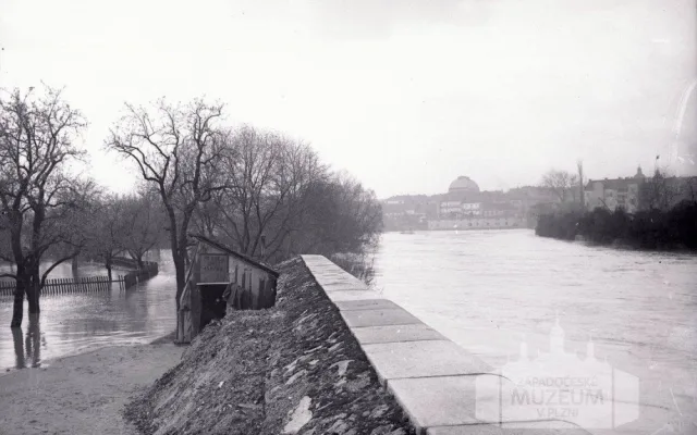 Velká povodeň v Plzni roku 1890 - pohled do Národní zahrady.