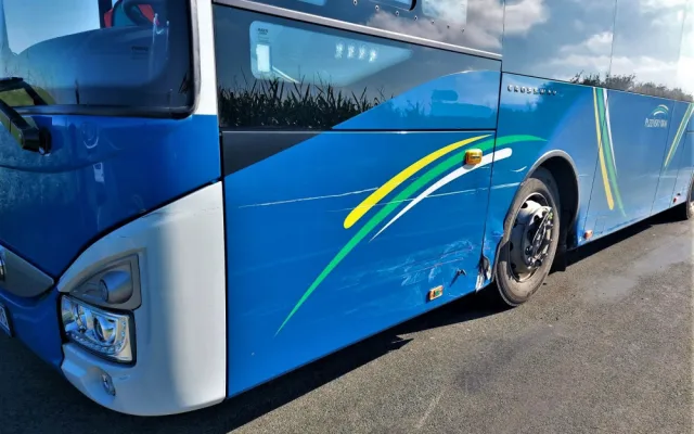 Děti nedojely první den včas do školy, do jejich autobusu narazil s osobákem mladý řidič