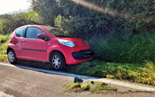 Děti nedojely první den včas do školy, do jejich autobusu narazil s osobákem mladý řidič