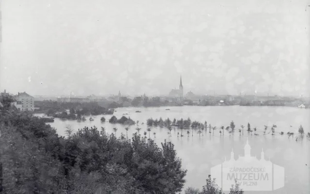 Velká povodeň v Plzni roku 1890 - pohled ze Zámečku.