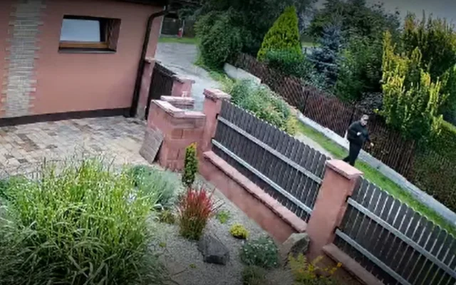 Zloděj vybílil manželům dům, zatímco na zahradě sekali trávu, podezřelého zachytila bezpečnostní kamera