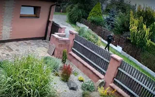 Zloděj vybílil manželům dům, zatímco na zahradě sekali trávu, podezřelého zachytila bezpečnostní kamera