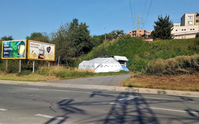 Starý obytný přívěs se spoustou přístavků hyzdí výpadovku z Plzně a štve obyvatele v okolí, glamping to nebude
