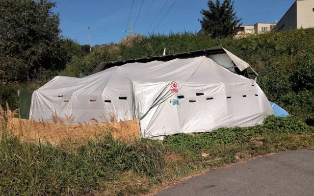 Starý obytný přívěs se spoustou přístavků hyzdí výpadovku z Plzně a štve obyvatele v okolí, glamping to nebude