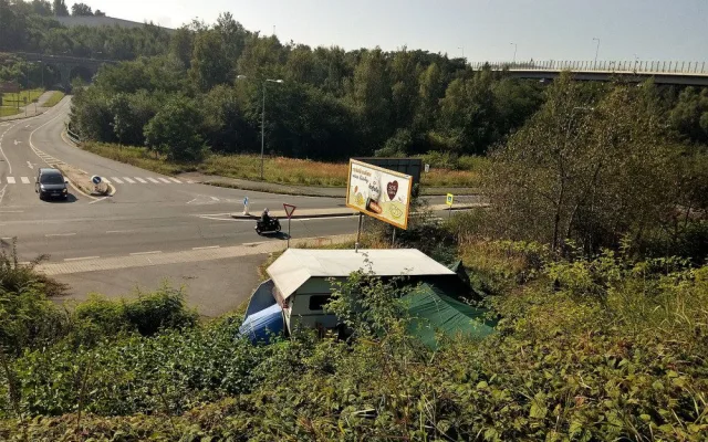 Starý obytný přívěs se spoustou přístavků hyzdí výpadovku z Plzně a štve obyvatele v okolí, glamping to nebude
