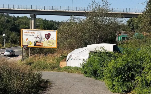 Starý obytný přívěs se spoustou přístavků hyzdí výpadovku z Plzně a štve obyvatele v okolí, glamping to nebude