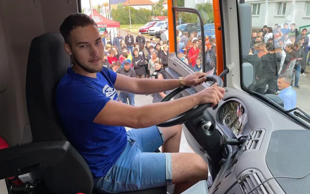 Sedm studentů plzeňské školy sestavilo z dodaných dílů novou Tatru, vůz bude zajišťovat zimní údržbu silnic