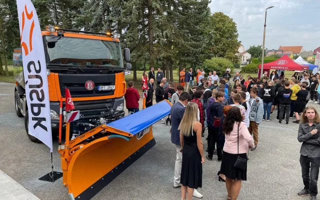 Sedm studentů plzeňské školy sestavilo z dodaných dílů novou Tatru, vůz bude zajišťovat zimní údržbu silnic