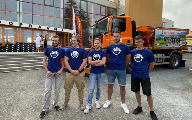 Slavnostního předání Tatry silničářům se zúčastnilo jen pět studentů