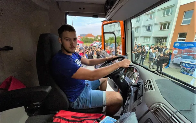 Sedm studentů plzeňské školy sestavilo z dodaných dílů novou Tatru, vůz bude zajišťovat zimní údržbu silnic