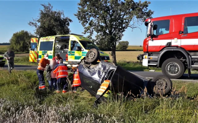 Při střetu dvou vozidel na Plzeňsku zůstalo jedno z nich převrácené na střeše v příkopu