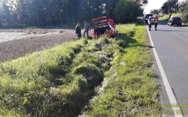 Při střetu dvou vozidel na Plzeňsku zůstalo jedno z nich převrácené na střeše v příkopu