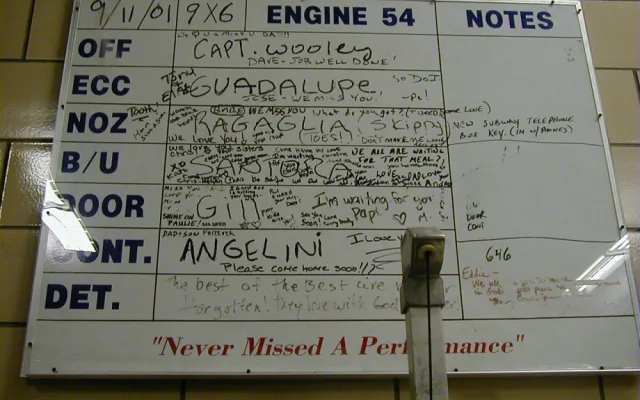 Tabule se jmény jedné směny hasičů, kteří 11. září 2001 zahynuli