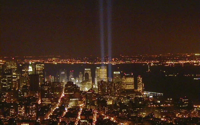 Budovy, které dotvářely ikonické panorama New Yorku nahradily dva světelné sloupce, které ozařovaly noční oblohu.