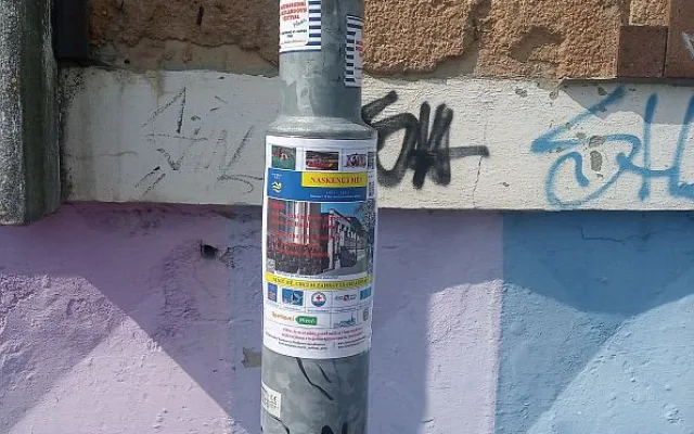 Soutěžní letáky s QR kódem jsou většinou umístěny na stromech nebo sloupech veřejného osvětlení.