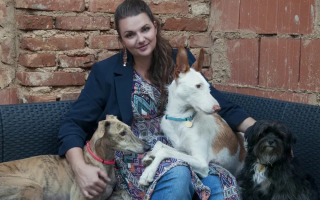 Weronika se svými třemi adoptovanými pejsky.